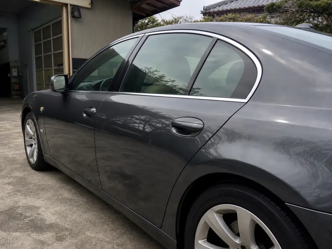 映り込みが弱く軽くくすんだ濃いグレーの車