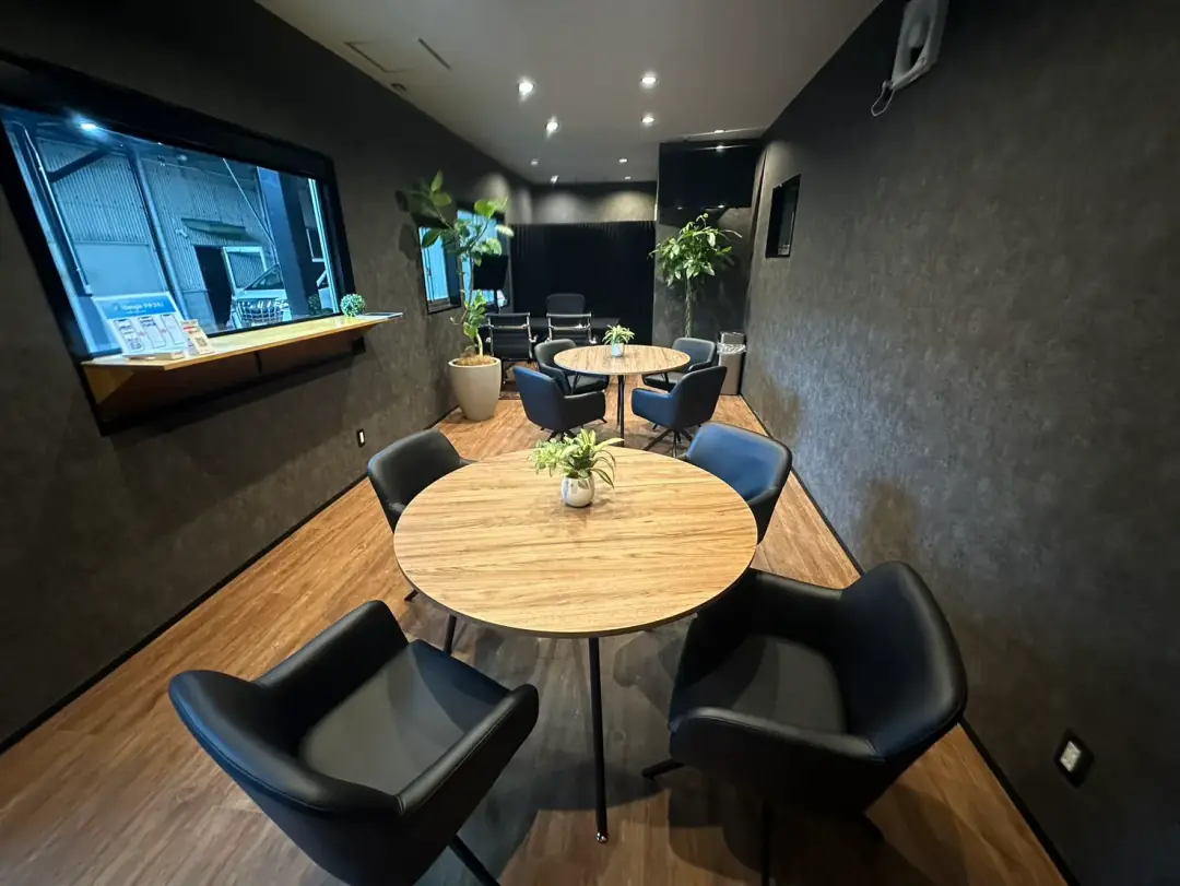 MIYABI 京都伏見本店のラウンジを思わせる店内空間